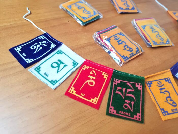 Kit 5 mini Bandeiras tibetanas veludo do mantra "Om Mani Padme Hum" (5cm x 4cm)