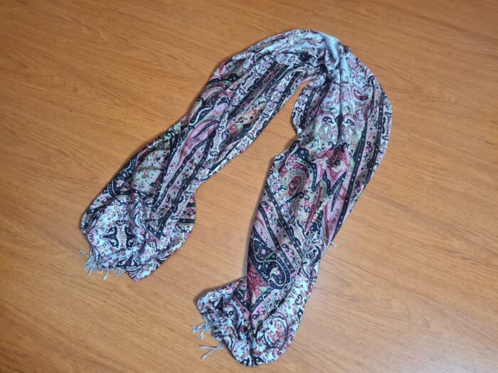 Pashimina indiana estampa paisley de viscose preto e colorido