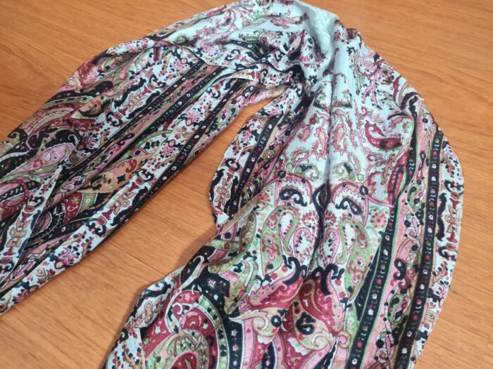 Pashimina indiana estampa paisley de viscose preto e colorido