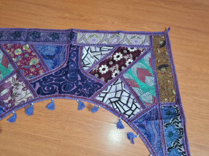 Bandô de porta indiano (Toran) em arco bordado lilás e colorido 95cm