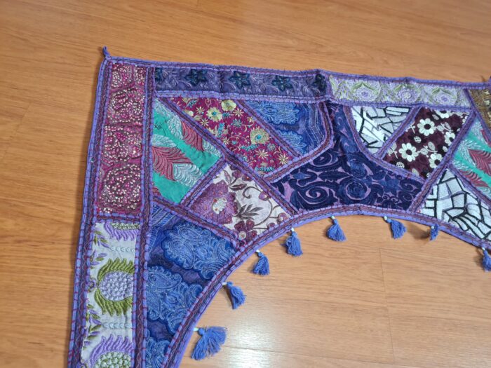 Bandô de porta indiano (Toran) em arco bordado lilás e colorido 95cm