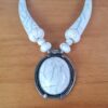 Max colar tibetano com medalhão de pedra branca rajada