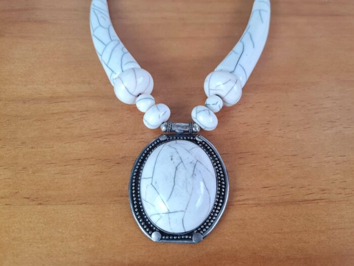 Max colar tibetano com medalhão de pedra branca rajada