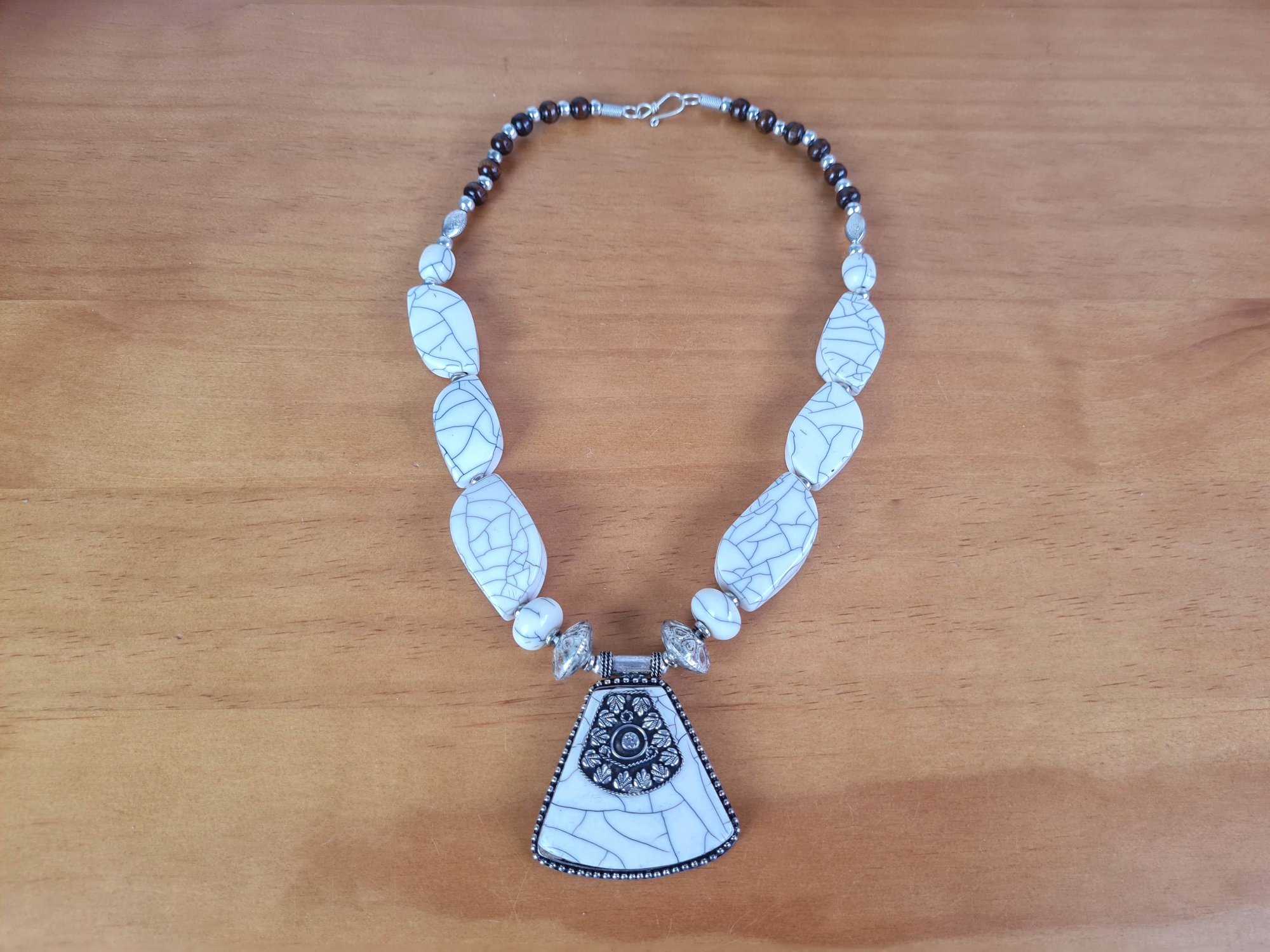 colar tibetano branco com contas de madeira