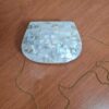 Bolsa indiana rígida de metal com mosaico de pedras naturais madrepérolas