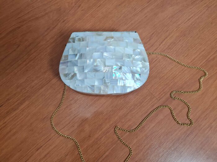 Bolsa indiana rígida de metal com mosaico de pedras naturais madrepérolas