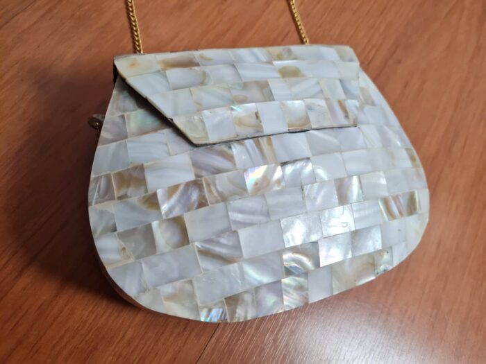 Bolsa indiana rígida de metal com mosaico de pedras naturais madrepérolas