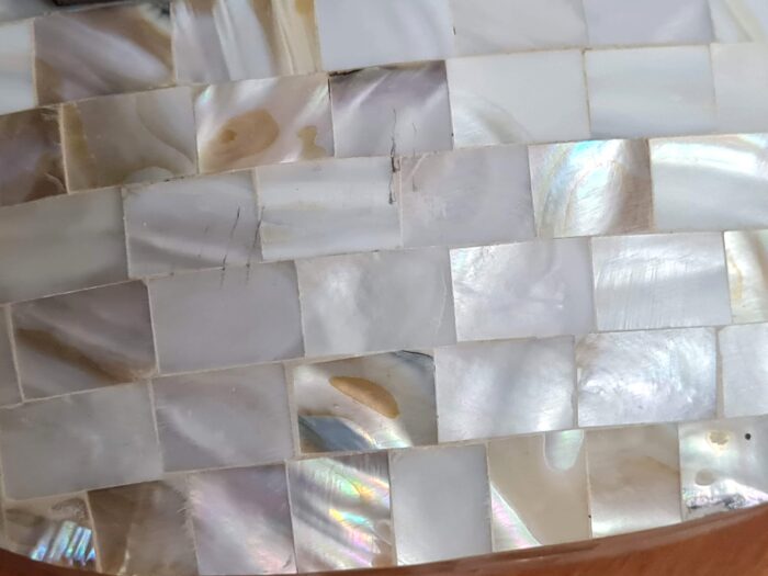 Bolsa indiana rígida de metal com mosaico de pedras naturais madrepérolas