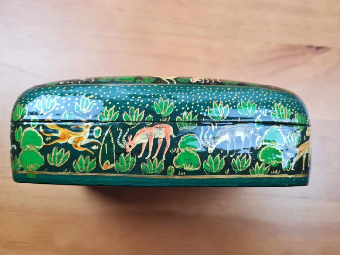 Caixa indiana feita a mão com pintura em papel machê verde