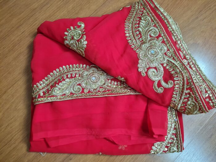 Sari indiano de seda luxuoso para noivas vermelho e dourado bordado e pedrarias