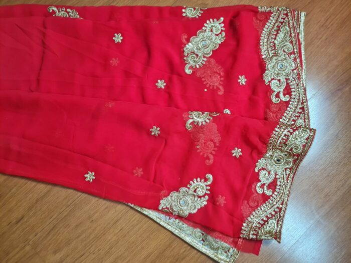 Sari indiano de seda luxuoso para noivas vermelho e dourado bordado e pedrarias