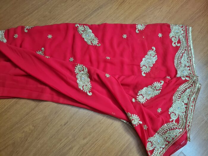 Sari indiano de seda luxuoso para noivas vermelho e dourado bordado e pedrarias