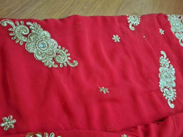 Sari indiano de seda luxuoso para noivas vermelho e dourado bordado e pedrarias