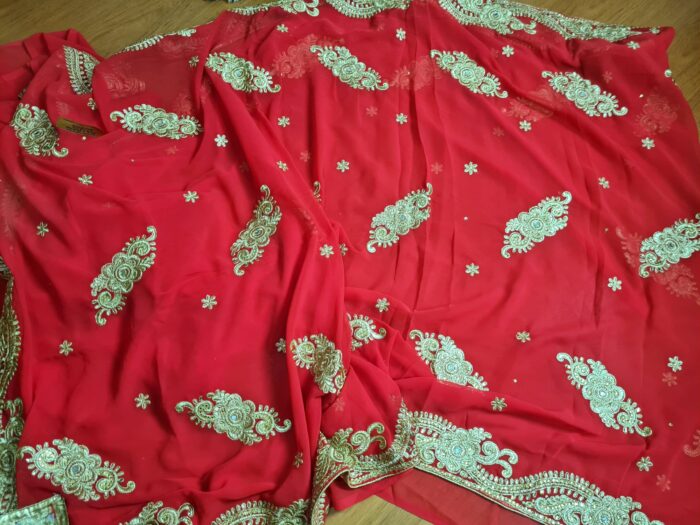 Sari indiano de seda luxuoso para noivas vermelho e dourado bordado e pedrarias