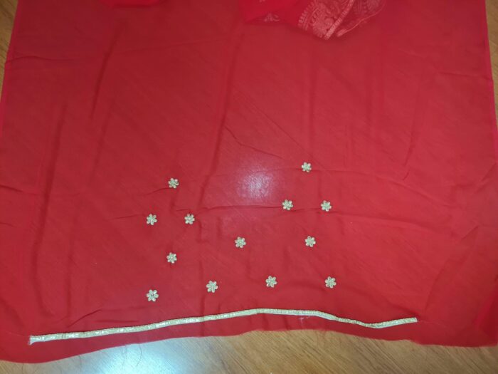 Sari indiano de seda luxuoso para noivas vermelho e dourado bordado e pedrarias