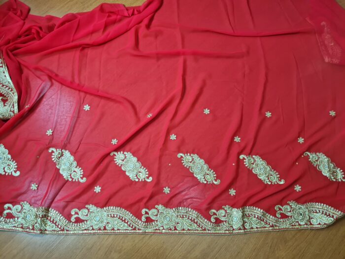 Sari indiano de seda luxuoso para noivas vermelho e dourado bordado e pedrarias