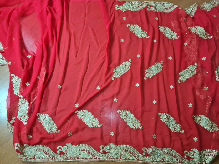 Sari indiano de seda luxuoso para noivas vermelho e dourado bordado e pedrarias