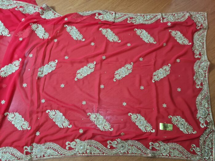 Sari indiano de seda luxuoso para noivas vermelho e dourado bordado e pedrarias