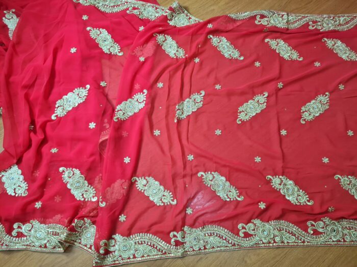 Sari indiano de seda luxuoso para noivas vermelho e dourado bordado e pedrarias