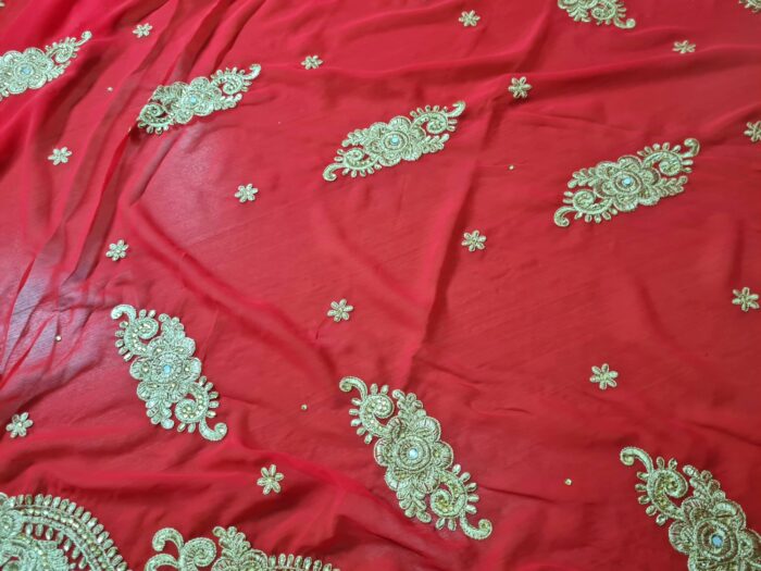 Sari indiano de seda luxuoso para noivas vermelho e dourado bordado e pedrarias