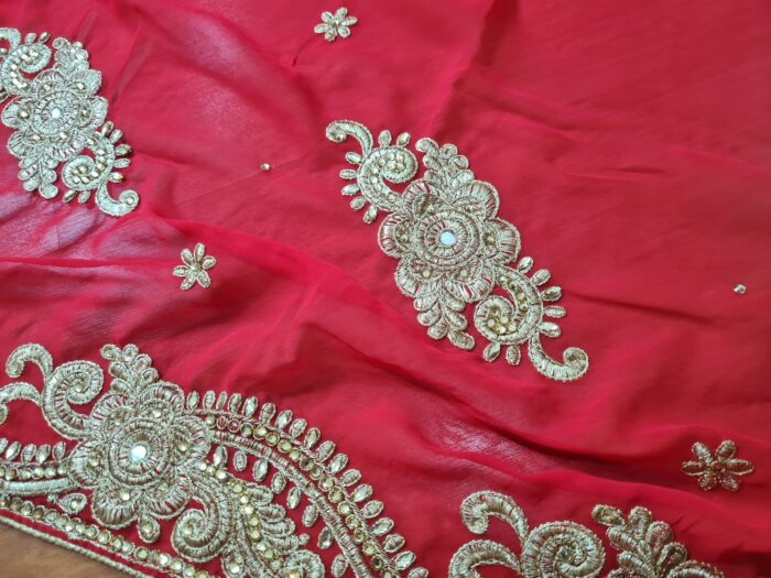 Sari indiano de seda luxuoso para noivas vermelho e dourado bordado e pedrarias
