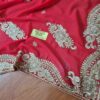 Sari indiano de seda luxuoso para noivas vermelho e dourado bordado e pedrarias