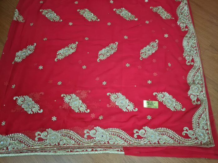 Sari indiano de seda luxuoso para noivas vermelho e dourado bordado e pedrarias