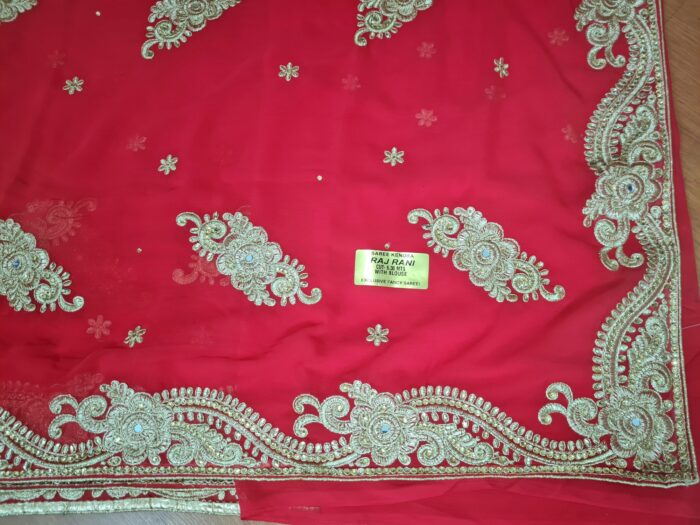 Sari indiano de seda luxuoso para noivas vermelho e dourado bordado e pedrarias