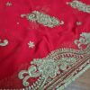 Sari indiano de seda luxuoso para noivas vermelho e dourado bordado e pedrarias