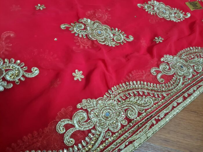 Sari indiano de seda luxuoso para noivas vermelho e dourado bordado e pedrarias