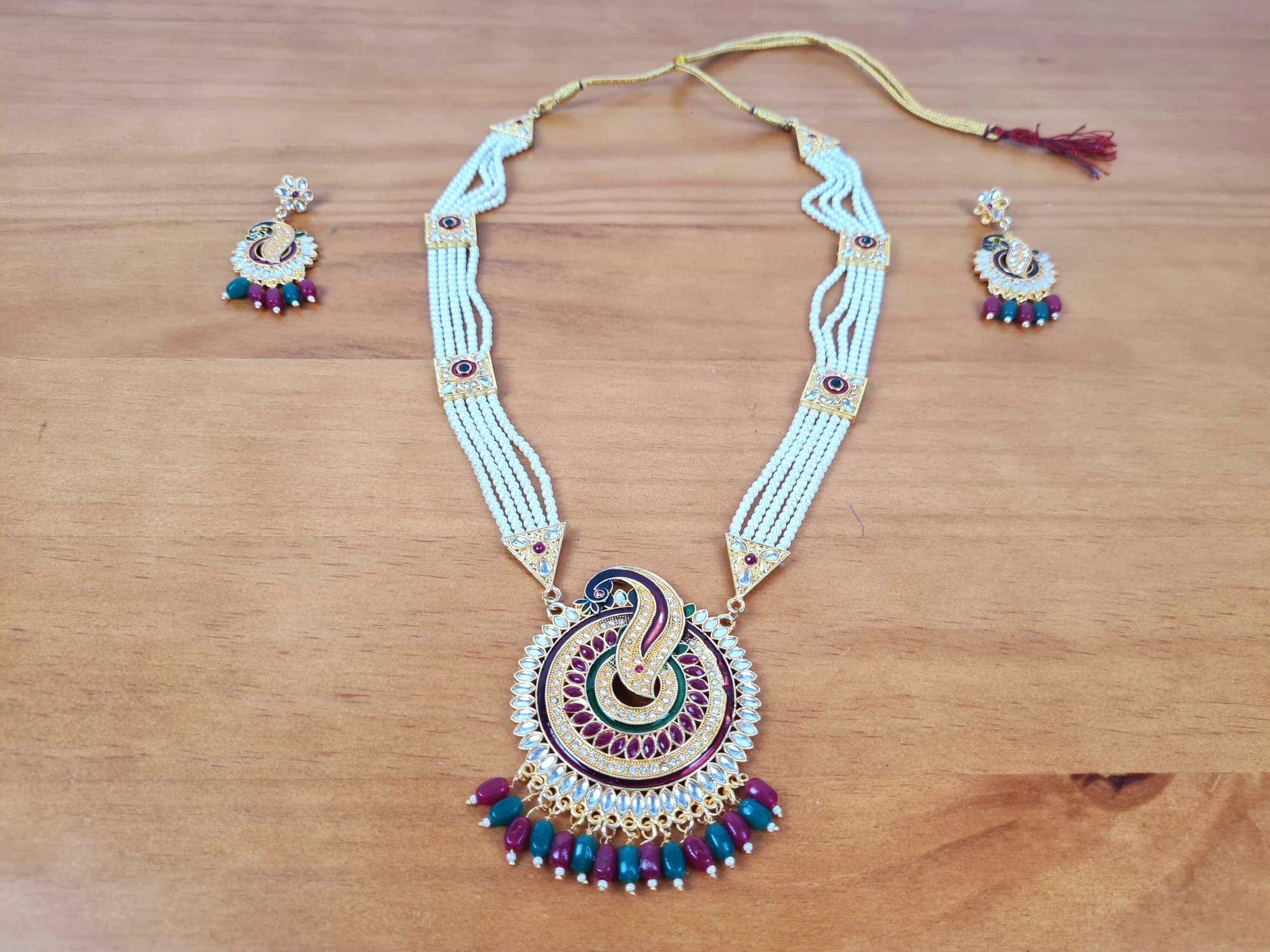 conjunto de colar indiano e brincos com pedrarias e pérolas