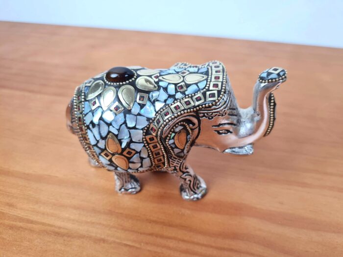 Elefante indiano de metal prateado mosaico de pedras naturais 14cm