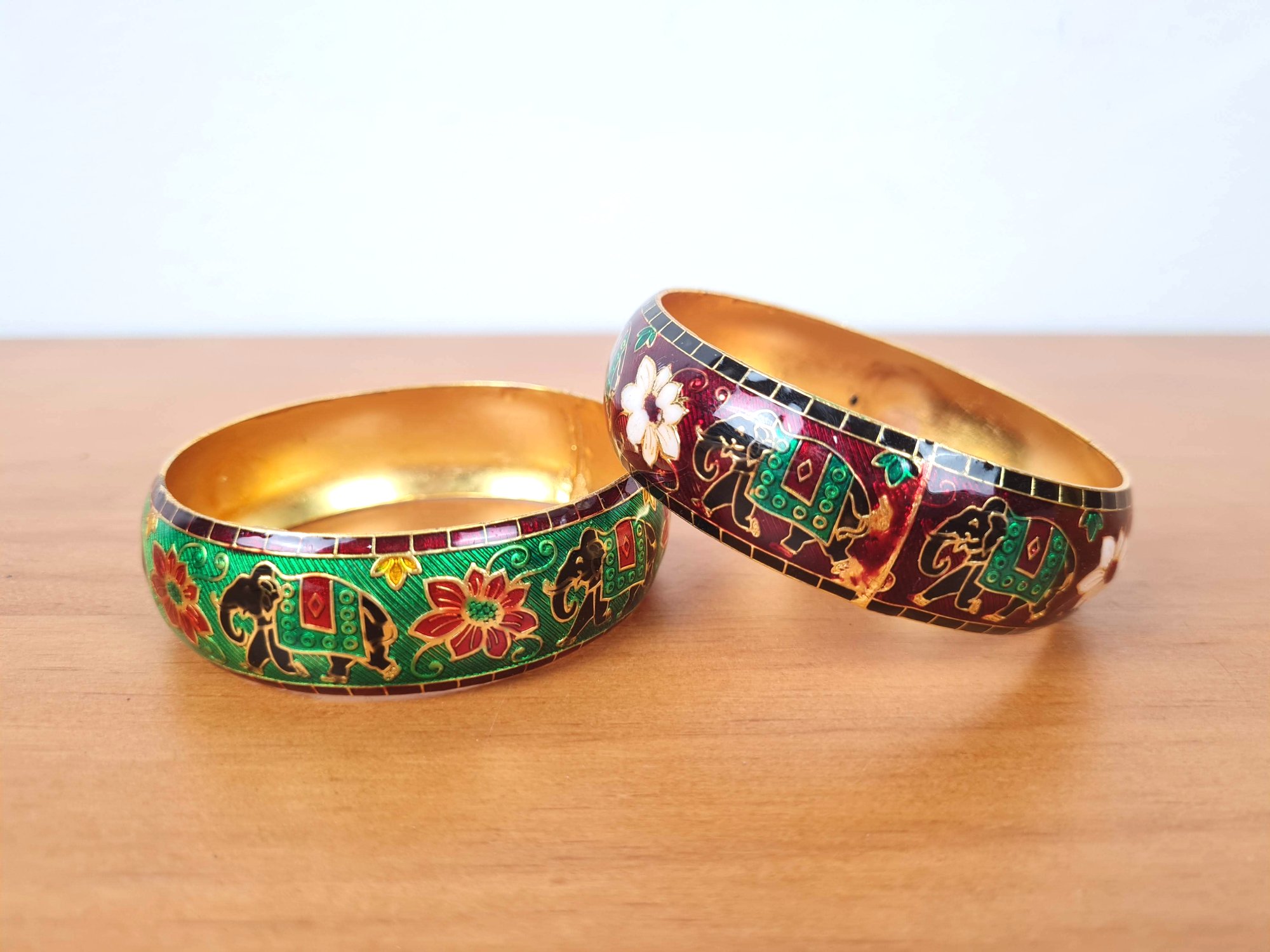 duo de pulseiras indianas de metal com esmaltação verde e vinho estampa de elefantes
