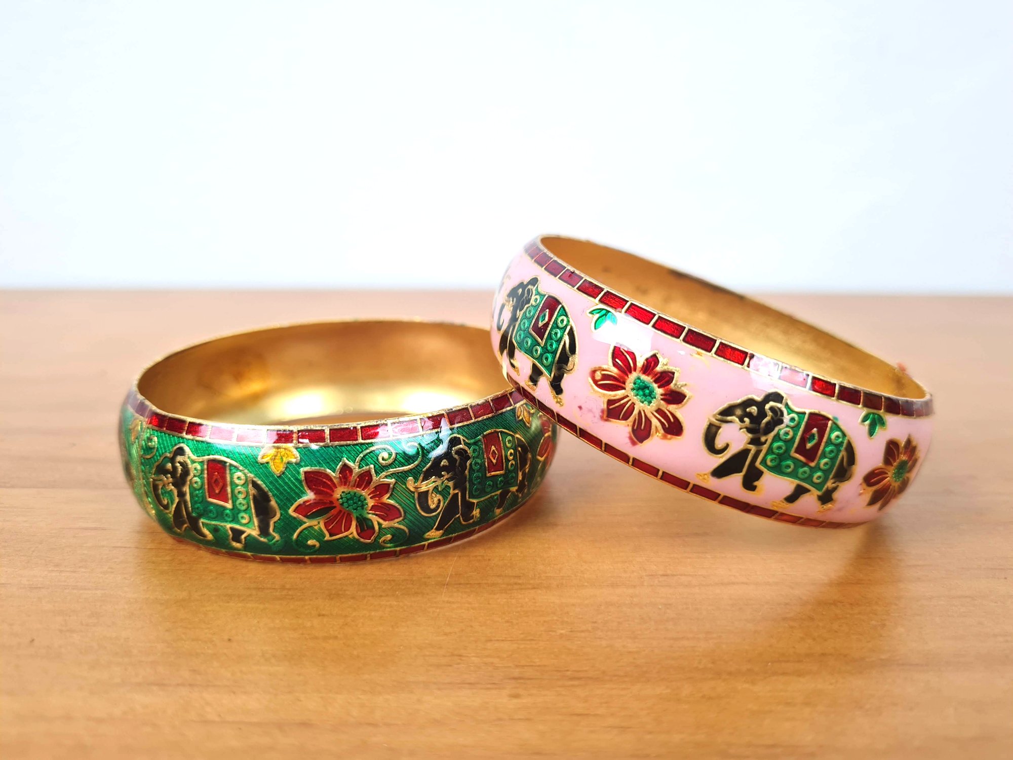 Duo de pulseiras indianas de metal esmaltadas elefantes verde e rosa