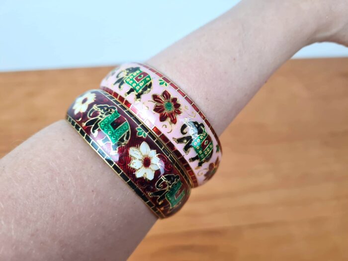 Duo de pulseiras indianas de metal esmaltadas elefantes rosa e vinho