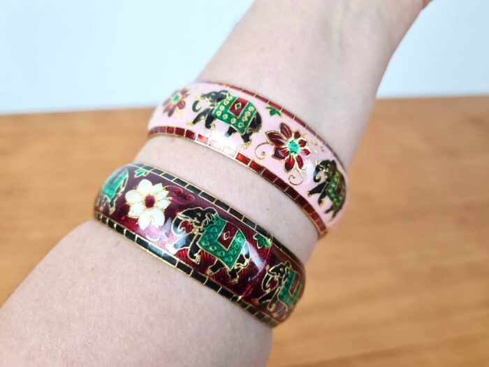 Duo de pulseiras indianas de metal esmaltadas elefantes rosa e vinho