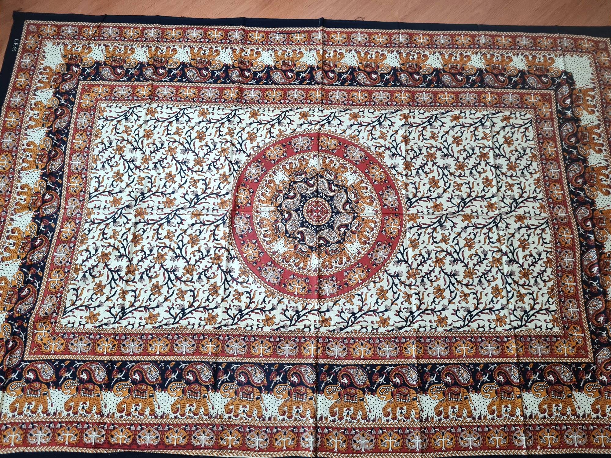 colcha indiana de mandala e elefantes com florais, bege, marrom e vinho 2,10m