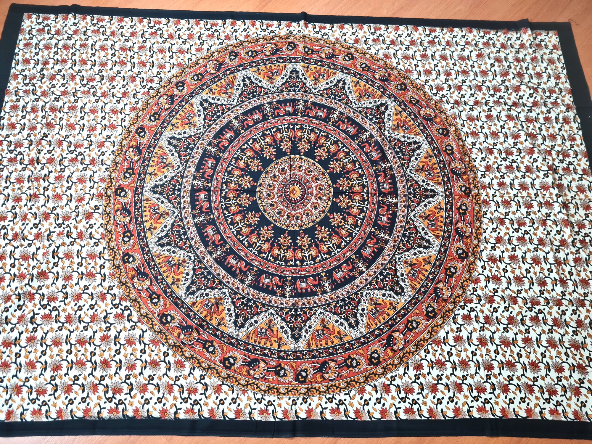 colcha indiana de mandala e elefantes com florais, bege, preto e vinho 2,10m