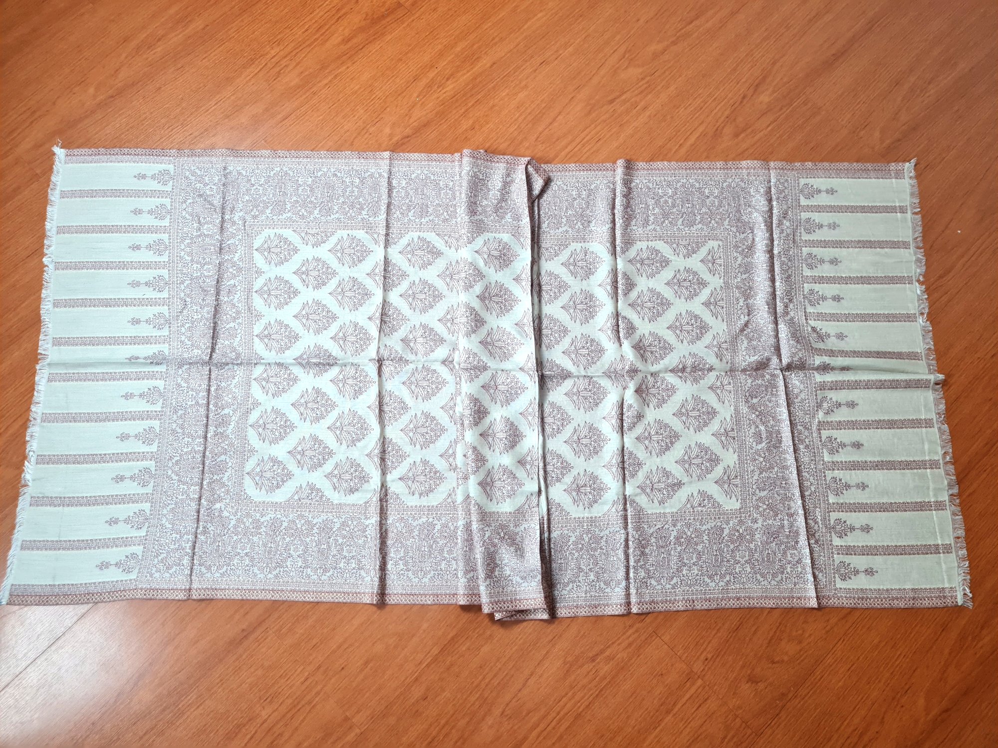 Peseira indiana para cama de casal. Produto artesanal. 2m x 0,70m. Bege com vinho e dourado.