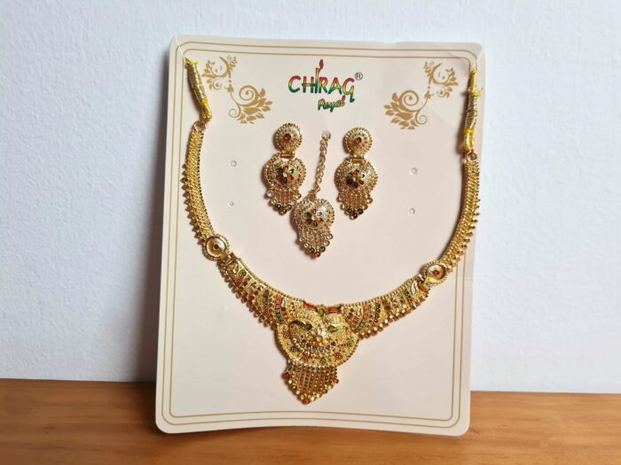 Conjunto clássico de semi joias indianas contendo colar, brincos e tika para testa. Banhado, alta qualidade, para uso em festas.