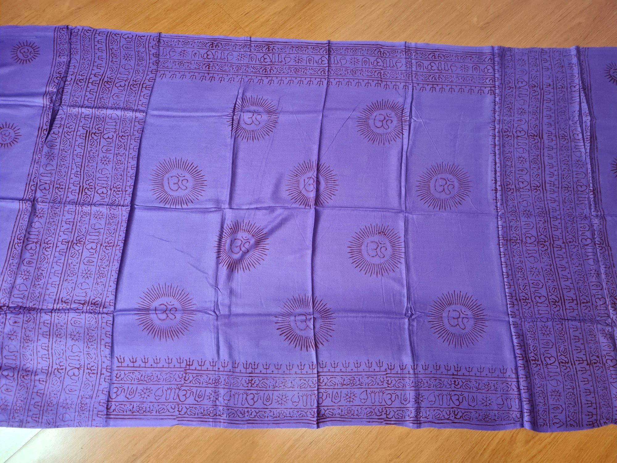 Chadar de oração indiano (manto de oração) de algodão estampa de Om (aum) roxo
