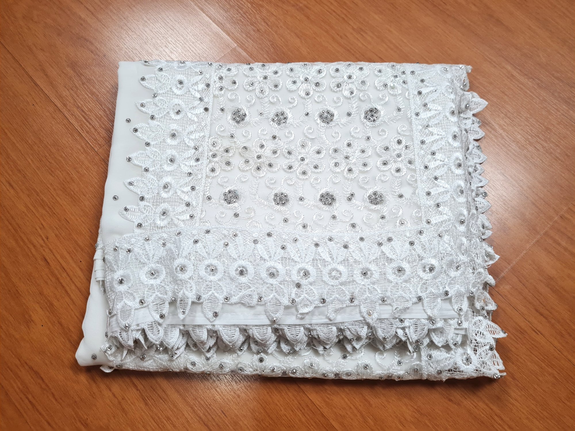 saree indiano branco com prata bordado, em crepe de seda