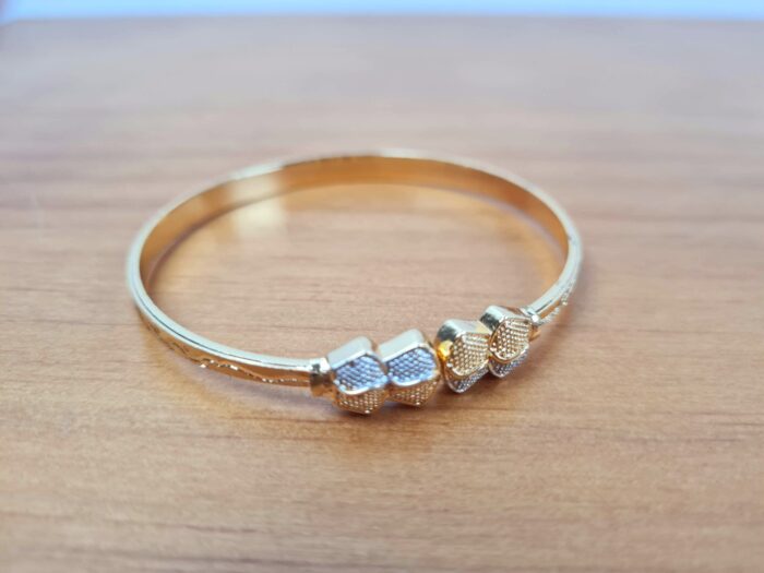 Pulseira indiana dourada aberta ajustável detalhe prateado