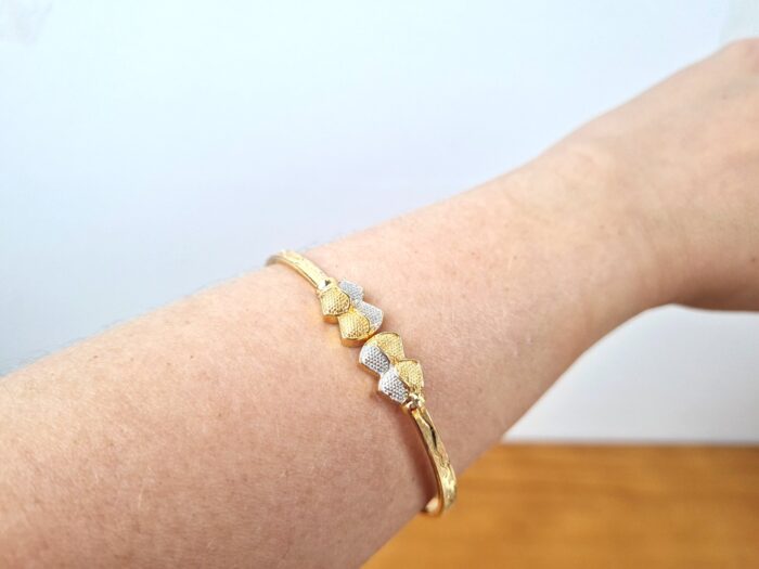 Pulseira indiana dourada estilo bracelete com detalhe prateado