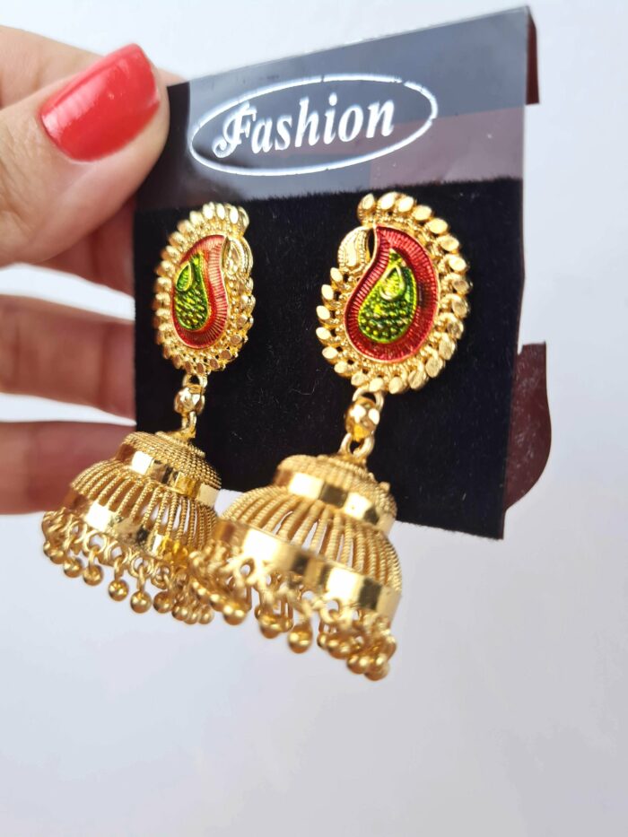 Brinco Jumkha Paisley de sino dourado e guizos