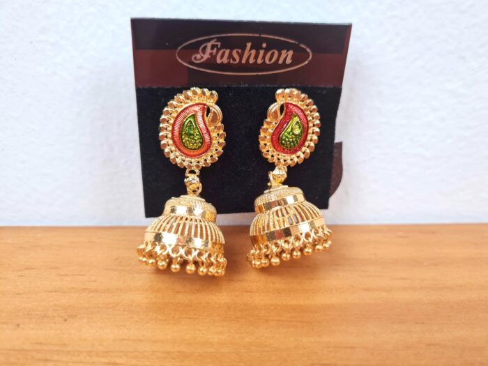 Brinco Jumkha Paisley de sino dourado e guizos