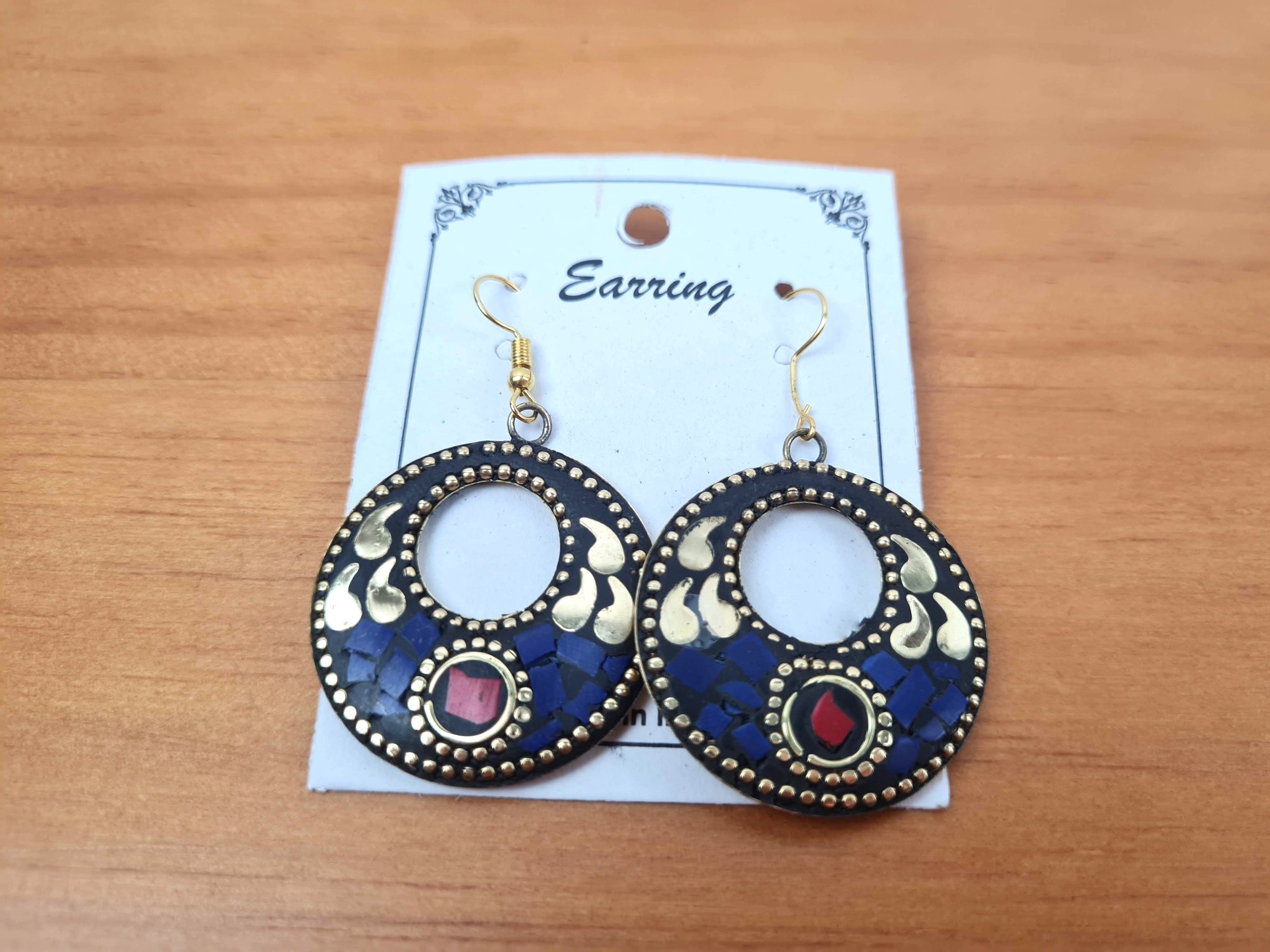 brinco indiano redondo de mosaico de pedras com metal dourado (lápis lazuli)