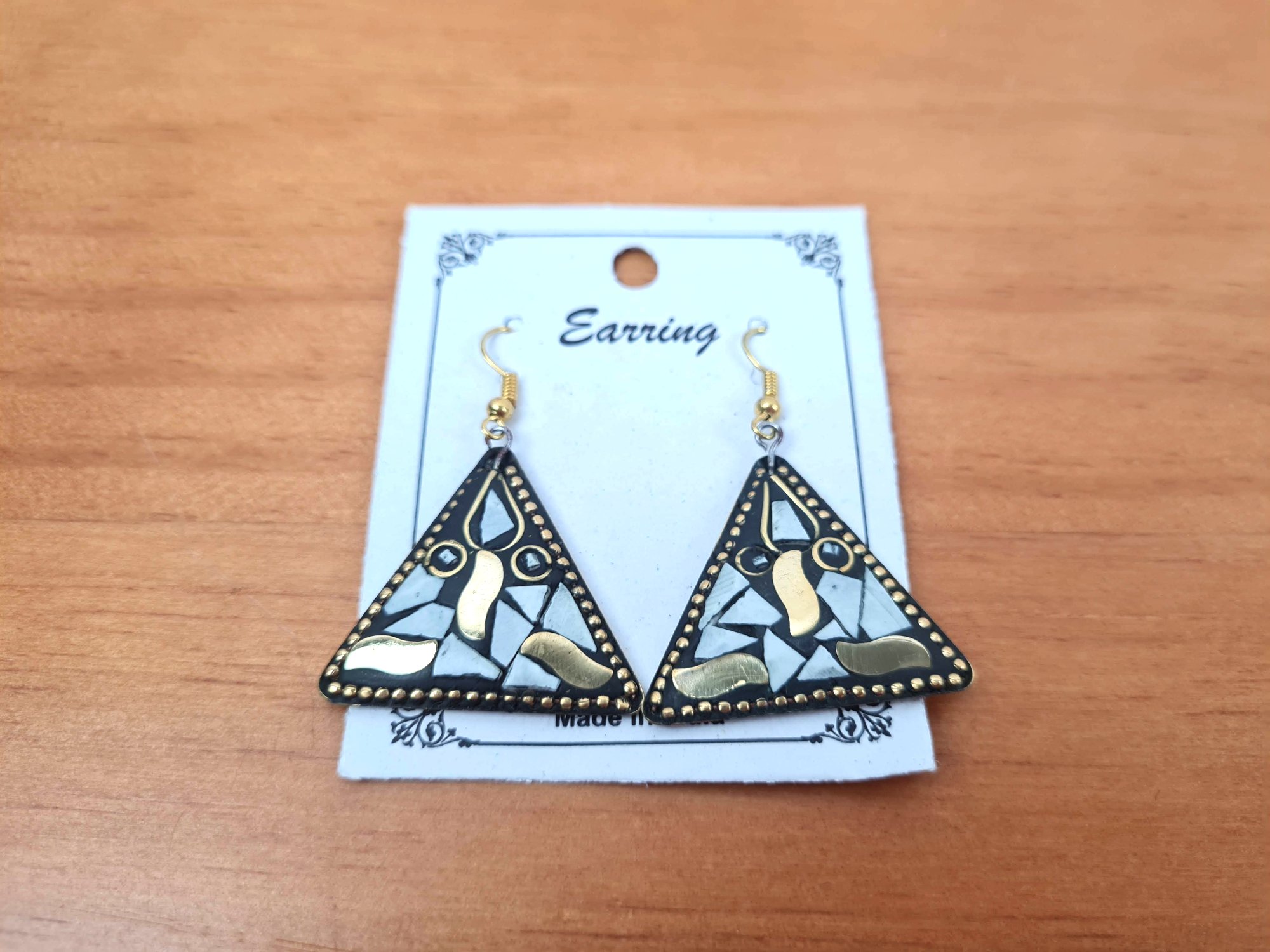 Brinco indiano com mosaico de pedras naturais. Design triangular, com 5cmx3cm, pedras brancas