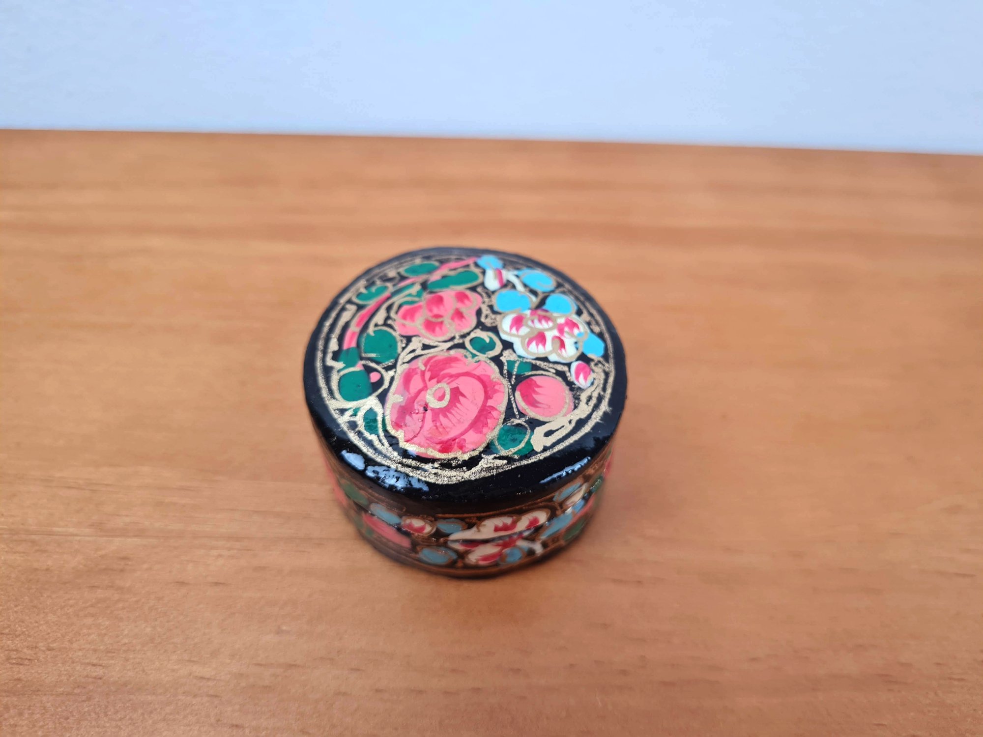 caixinha indiana machê floral pintado a mão 5cm x 5cm x 3,5cm redonda