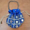 Bolsa indiana design saco de cetim com bordados dourados e espelhinhos (alça curta)